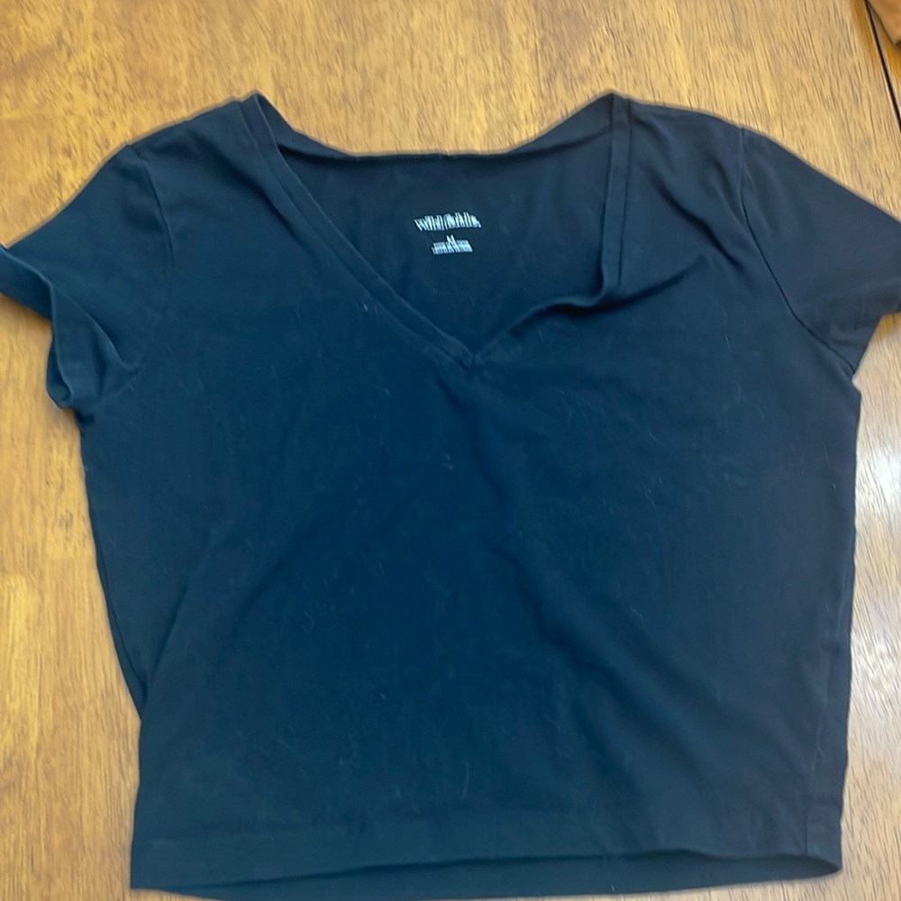 Black t shirt crop